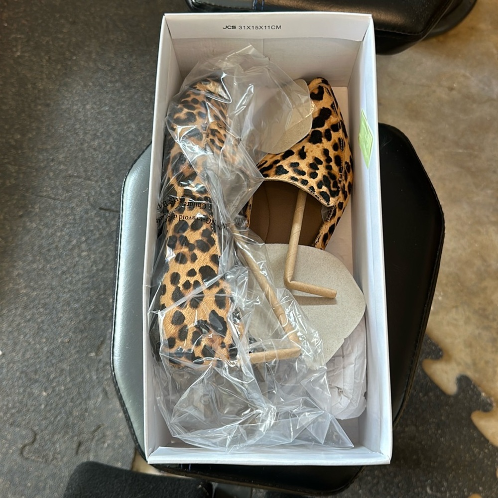 Steve Madden leopard print loafer shoes. Size 6.5